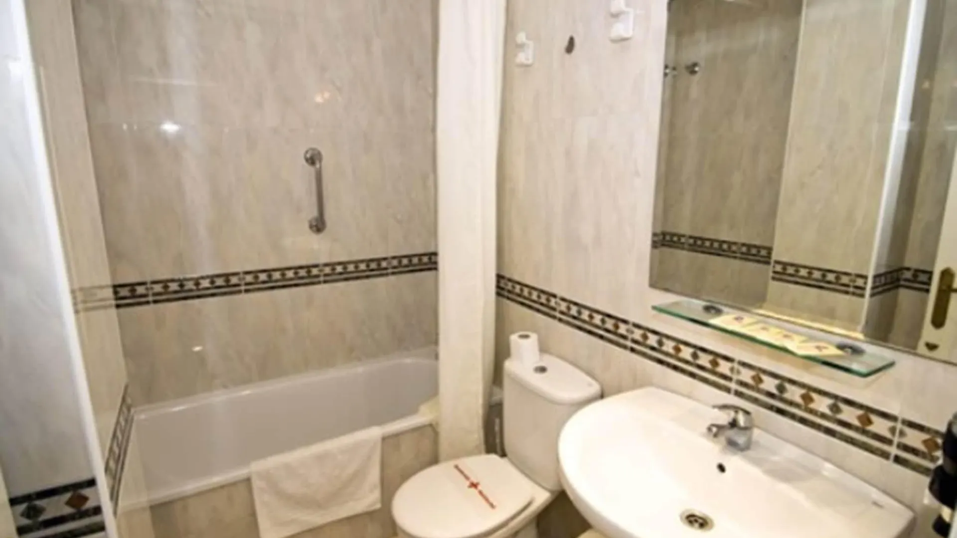 Apartamentos Hc Burriana Playa Nerja
